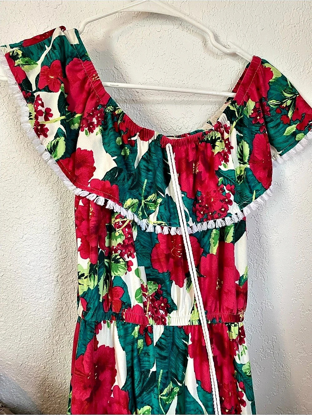 Floral Maxi Dress in Green & Red Size Small
Stretchy